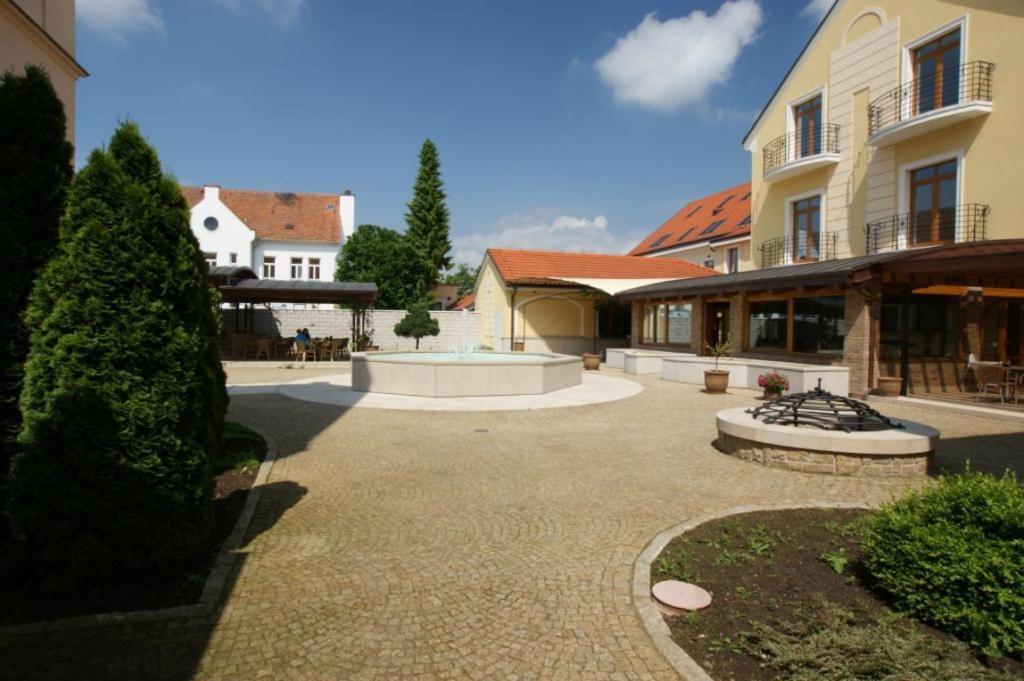 Hotel Mario Lednice Exterior foto